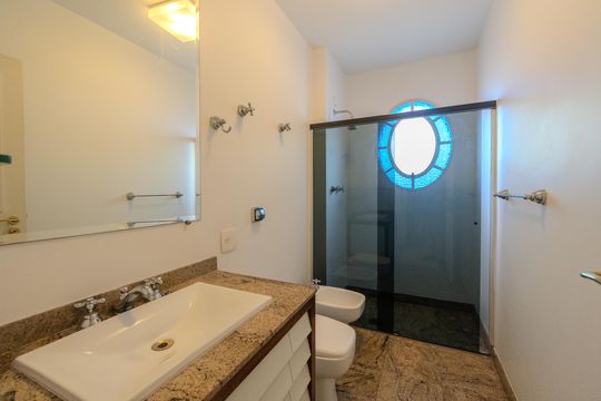 Compra apartamento com varanda, 5 quartos e piscina no condomínio. — Banheiro 1