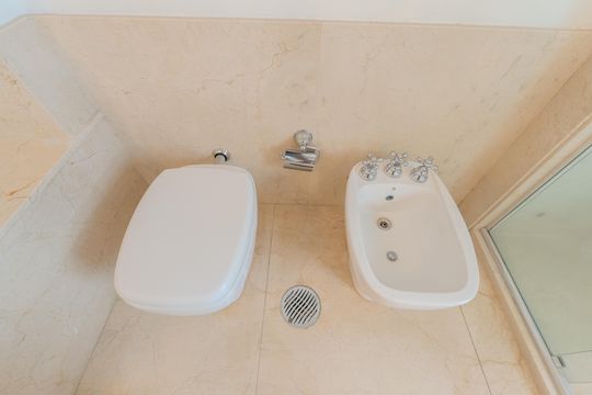 Compra apartamento com varanda, 5 quartos e piscina no condomínio. — Banheiro da suíte master