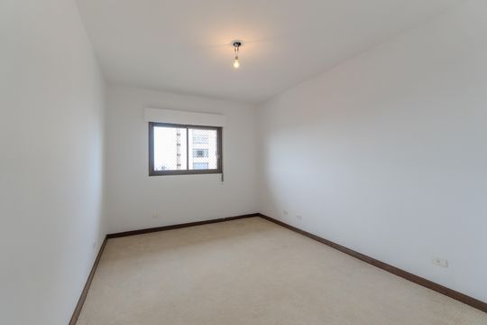 Compra apartamento com varanda, 5 quartos e piscina no condomínio. — Suíte 1