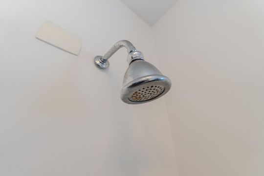 Compra apartamento com varanda, 5 quartos e piscina no condomínio. — Banheiro da Suíte 1