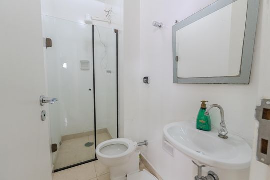 Compra apartamento com varanda, 5 quartos e piscina no condomínio. — Banheiro de serviço