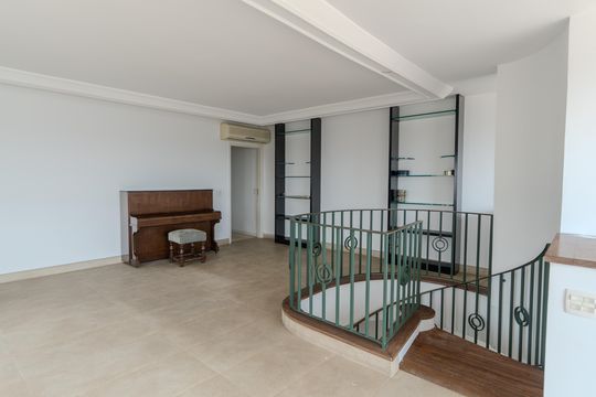 Compra apartamento com varanda, 5 quartos e piscina no condomínio. — Sala de Jogos