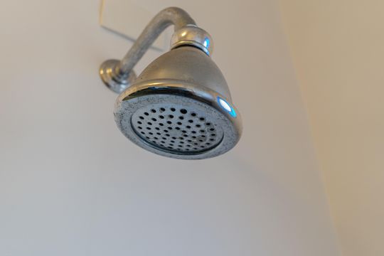 Compra apartamento com varanda, 5 quartos e piscina no condomínio. — Banheiro 1