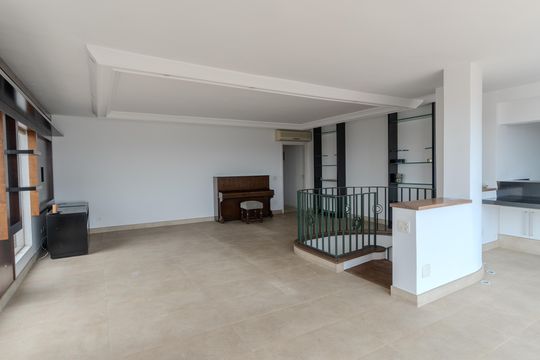 Compra apartamento com varanda, 5 quartos e piscina no condomínio. — Sala de Jogos