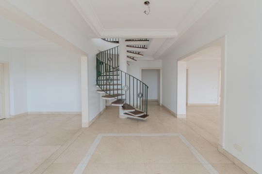 Compra apartamento com varanda, 5 quartos e piscina no condomínio. — Sala de TV