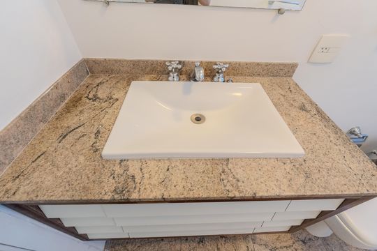 Compra apartamento com varanda, 5 quartos e piscina no condomínio. — Banheiro 1