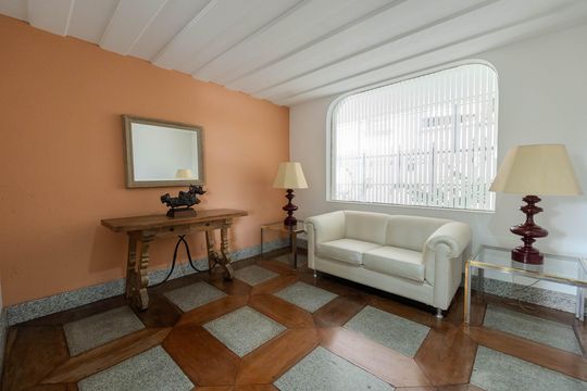 Compra apartamento com varanda, 5 quartos e piscina no condomínio. — Hall de entrada