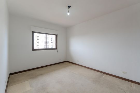 Compra apartamento com varanda, 5 quartos e piscina no condomínio. — Quarto 1