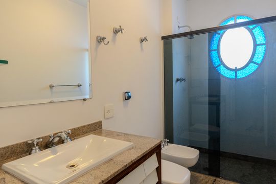 Compra apartamento com varanda, 5 quartos e piscina no condomínio. — Banheiro 1