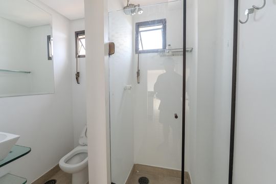 Compra apartamento com varanda, 5 quartos e piscina no condomínio. — Banheiro 2