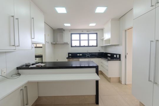Compra apartamento com varanda, 5 quartos e piscina no condomínio. — Cozinha