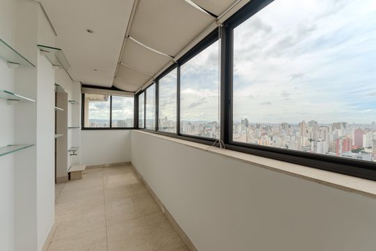 Compra apartamento com varanda, 5 quartos e piscina no condomínio. — Sacada