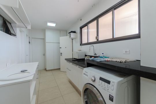Compra apartamento com varanda, 5 quartos e piscina no condomínio. — Área de Serviço
