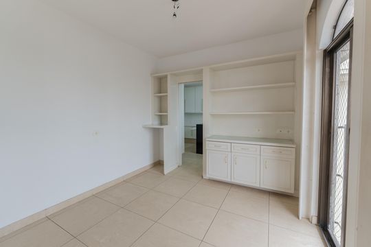 Compra apartamento com varanda, 5 quartos e piscina no condomínio. — Sala de Jantar