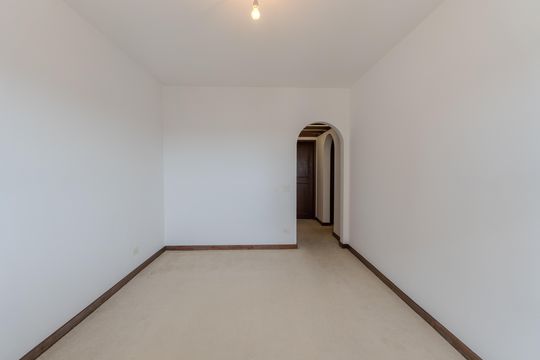Compra apartamento com varanda, 5 quartos e piscina no condomínio. — Suíte 1