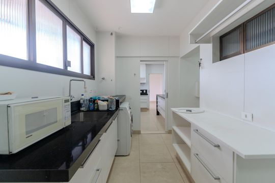 Compra apartamento com varanda, 5 quartos e piscina no condomínio. — Área de Serviço