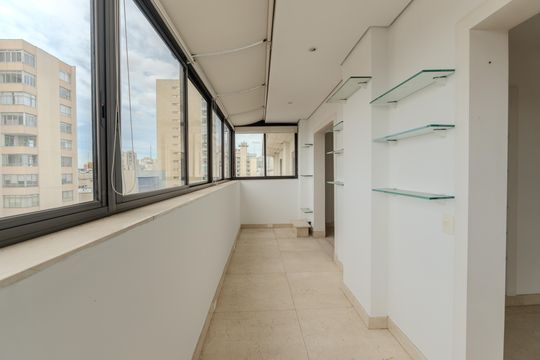 Compra apartamento com varanda, 5 quartos e piscina no condomínio. — Sacada