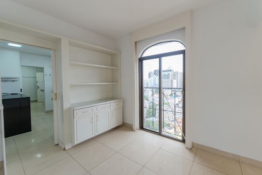 Compra apartamento com varanda, 5 quartos e piscina no condomínio. — Sala de Jantar