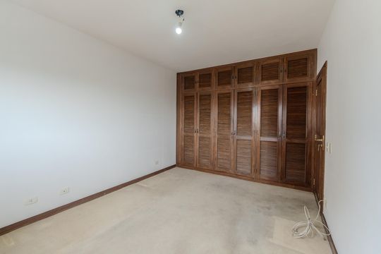 Compra apartamento com varanda, 5 quartos e piscina no condomínio. — Quarto 1