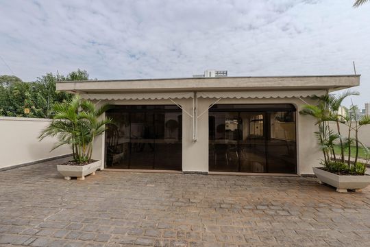 Compra apartamento com varanda, 5 quartos e piscina no condomínio. — Área comum