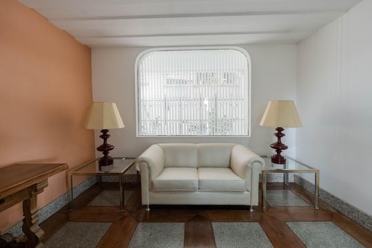 Compra apartamento com varanda, 5 quartos e piscina no condomínio. — Hall de entrada
