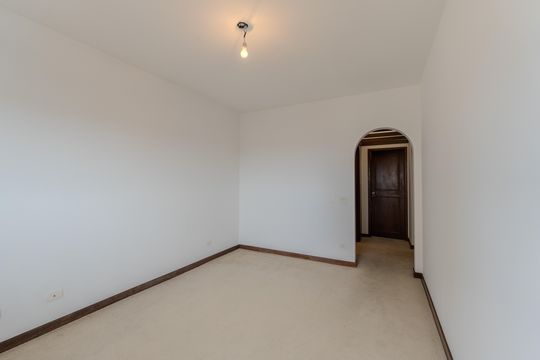 Compra apartamento com varanda, 5 quartos e piscina no condomínio. — Suíte 1