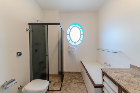 Compra apartamento com varanda, 5 quartos e piscina no condomínio. — Banheiro da Suíte 1