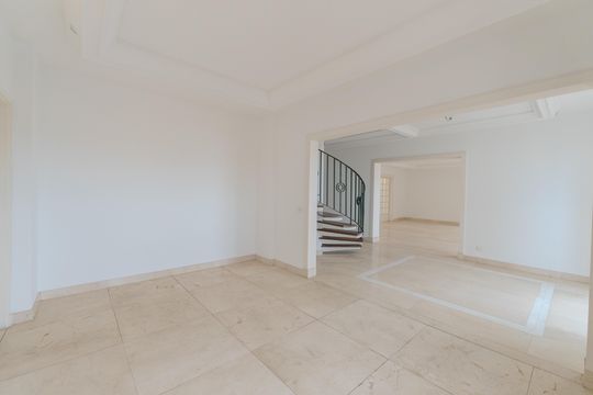 Compra apartamento com varanda, 5 quartos e piscina no condomínio. — Sala de TV