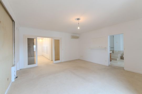 Compra apartamento com varanda, 5 quartos e piscina no condomínio. — Suíte master