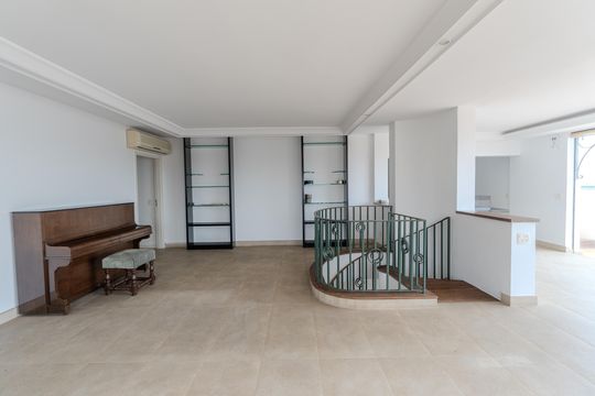 Compra apartamento com varanda, 5 quartos e piscina no condomínio. — Sala de Jogos