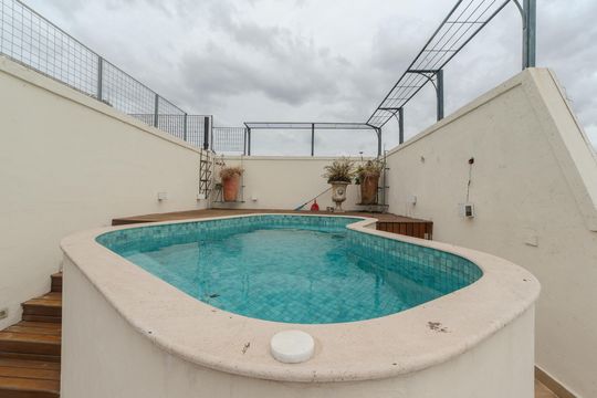 Compra apartamento com varanda, 5 quartos e piscina no condomínio. — Piscina