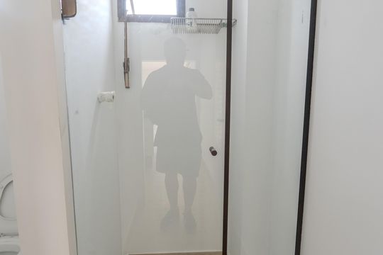 Compra apartamento com varanda, 5 quartos e piscina no condomínio. — Banheiro 2