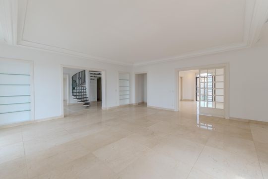 Compra apartamento com varanda, 5 quartos e piscina no condomínio. — Sala