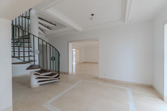 Compra apartamento com varanda, 5 quartos e piscina no condomínio. — Sala de TV