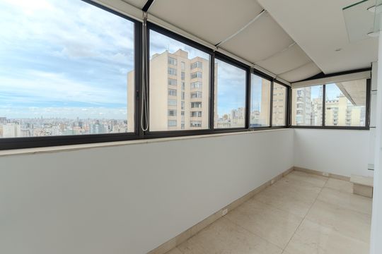 Compra apartamento com varanda, 5 quartos e piscina no condomínio. — Sacada