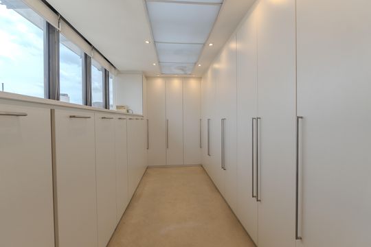Compra apartamento com varanda, 5 quartos e piscina no condomínio. — Closet da suíte master