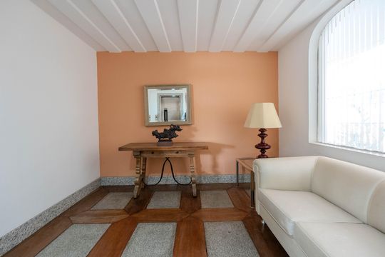 Compra apartamento com varanda, 5 quartos e piscina no condomínio. — Hall de entrada