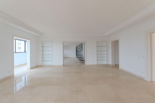 Compra apartamento com varanda, 5 quartos e piscina no condomínio. — Sala