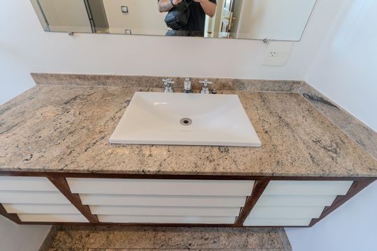 Compra apartamento com varanda, 5 quartos e piscina no condomínio. — Banheiro da Suíte 1