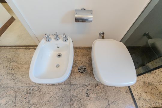 Compra apartamento com varanda, 5 quartos e piscina no condomínio. — Banheiro da Suíte 1
