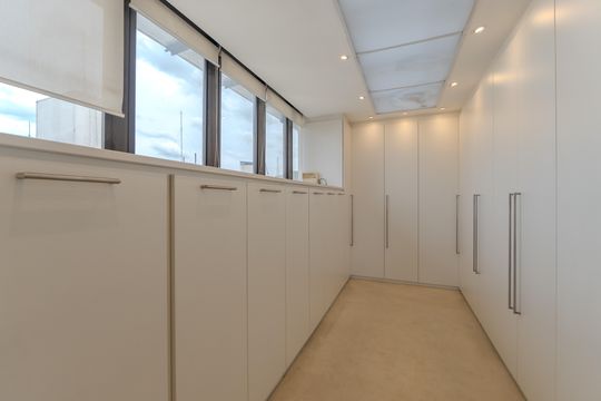 Compra apartamento com varanda, 5 quartos e piscina no condomínio. — Closet da suíte master