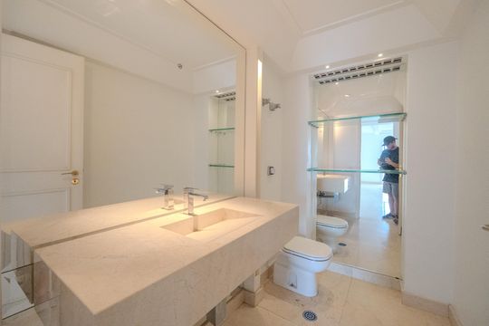 Compra apartamento com varanda, 5 quartos e piscina no condomínio. — Lavabo