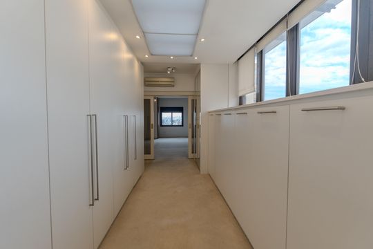 Compra apartamento com varanda, 5 quartos e piscina no condomínio. — Closet da suíte master