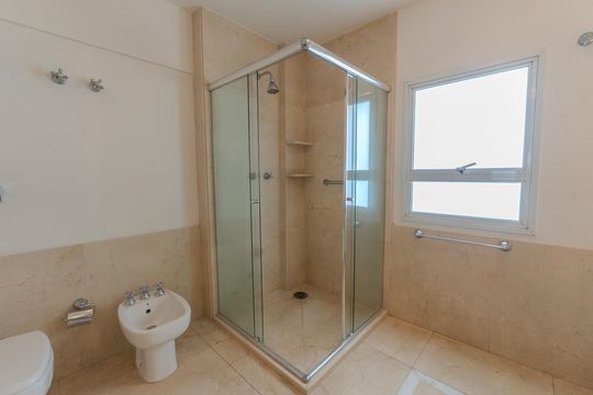 Compra apartamento com varanda, 5 quartos e piscina no condomínio. — Banheiro da suíte master