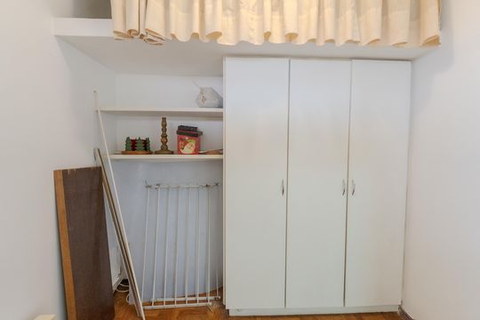 Compra apartamento com varanda, 5 quartos e piscina no condomínio. — Quarto de Serviço 1