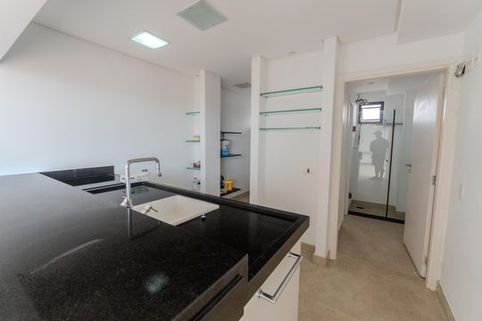 Compra apartamento com varanda, 5 quartos e piscina no condomínio. — Sala de Jogos