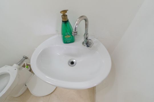 Compra apartamento com varanda, 5 quartos e piscina no condomínio. — Banheiro de serviço