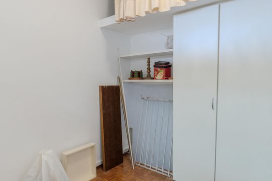 Compra apartamento com varanda, 5 quartos e piscina no condomínio. — Quarto de Serviço 1