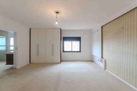 Compra apartamento com varanda, 5 quartos e piscina no condomínio. — Suíte master