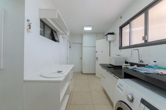 Compra apartamento com varanda, 5 quartos e piscina no condomínio. — Área de Serviço